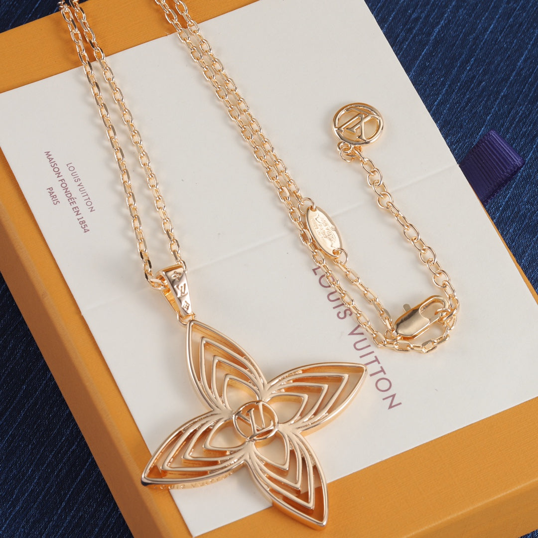 Four-cornered floral openwork necklace