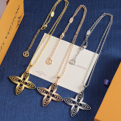 Four-cornered floral openwork necklace