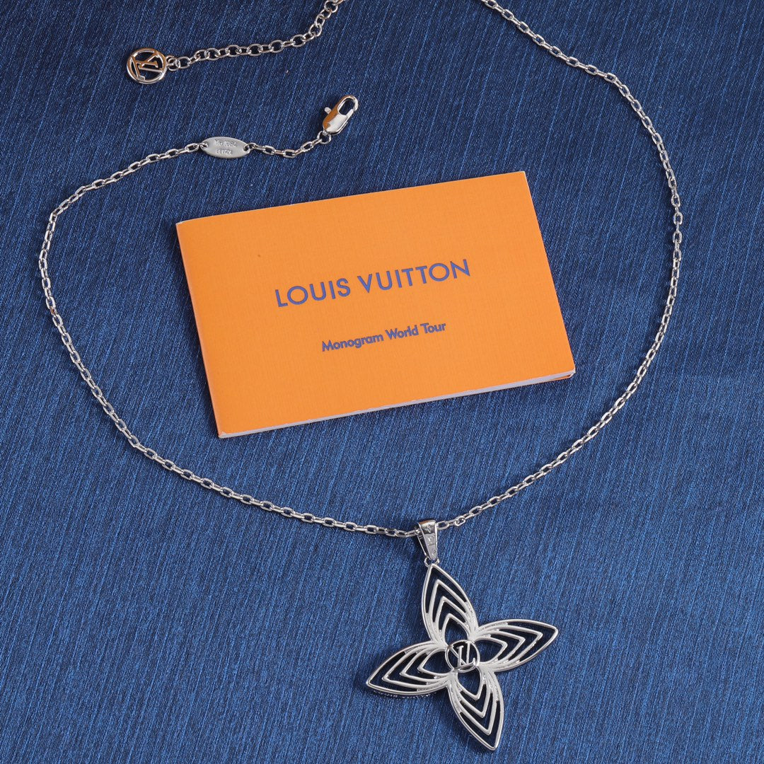 Four-cornered floral openwork necklace