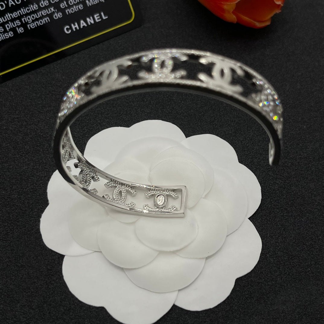 Fashionable hollow open bracelet