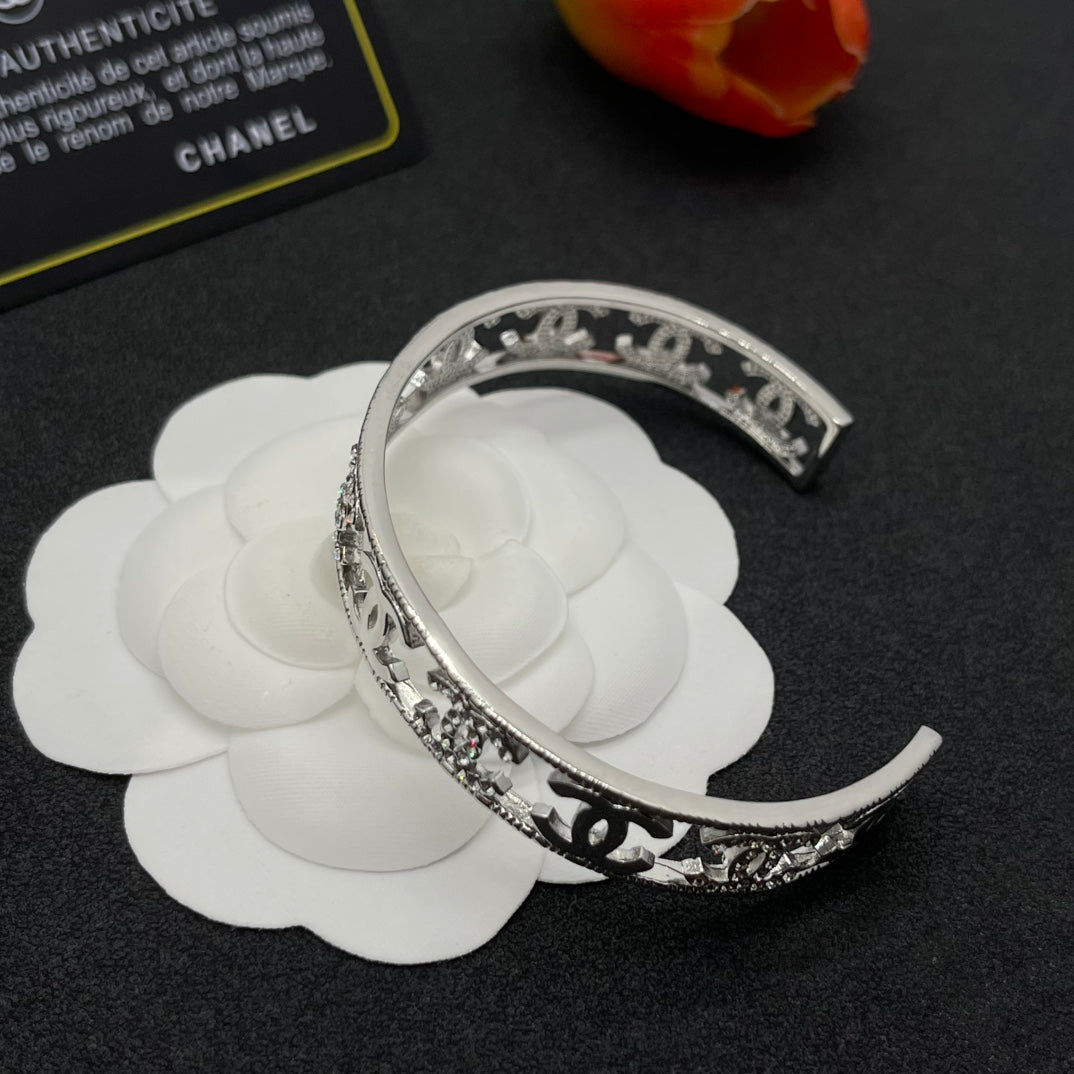 Fashionable hollow open bracelet