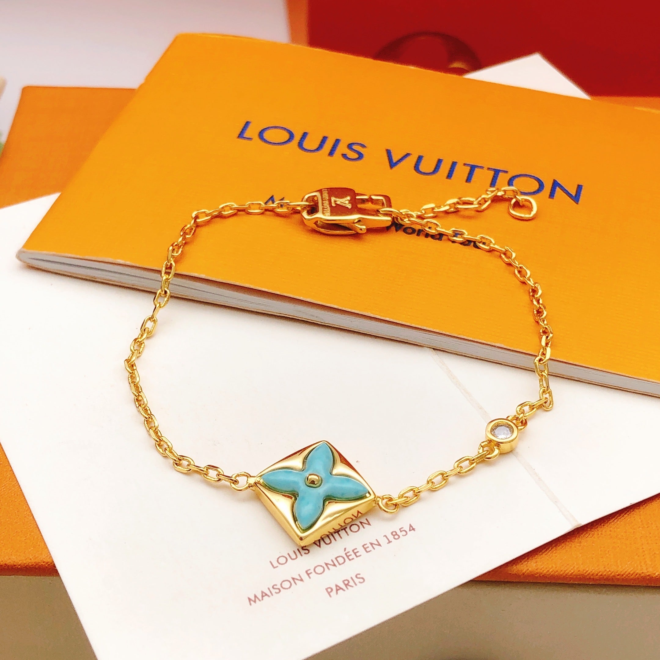 Diamond-shaped blue mother-of-pearl bracelet