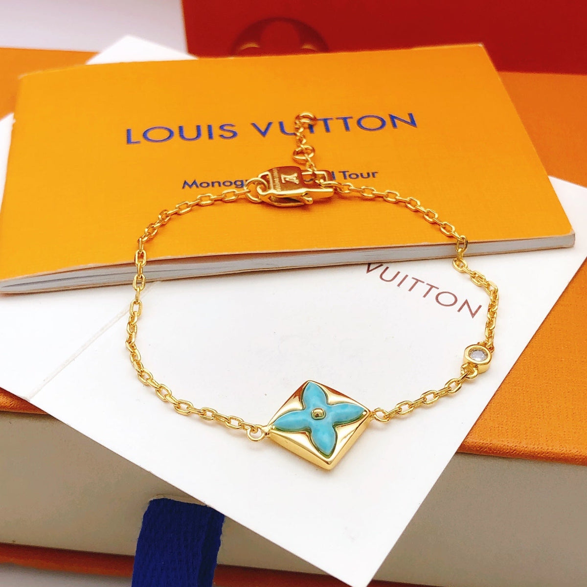 Diamond-shaped blue mother-of-pearl bracelet