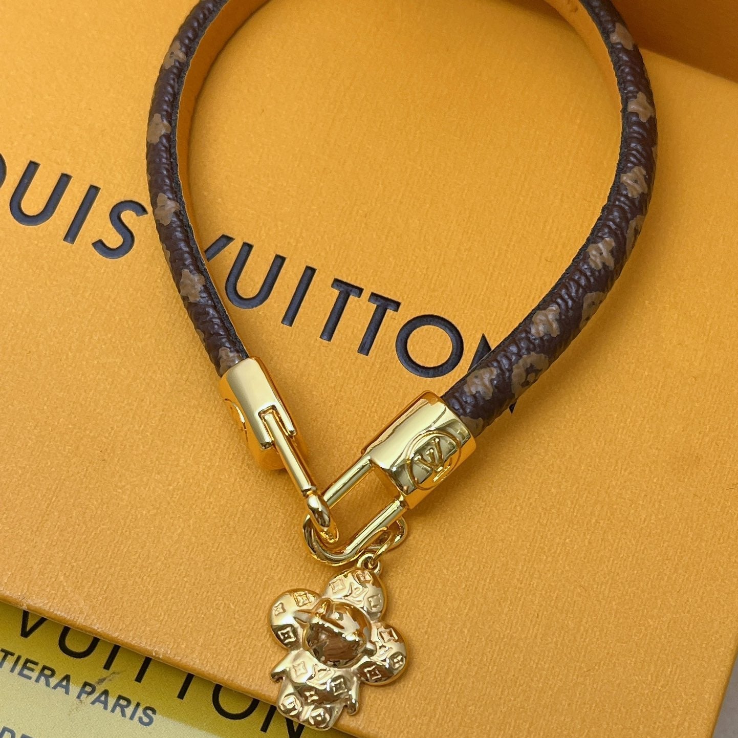 Fashion doll pendant leather bracelet