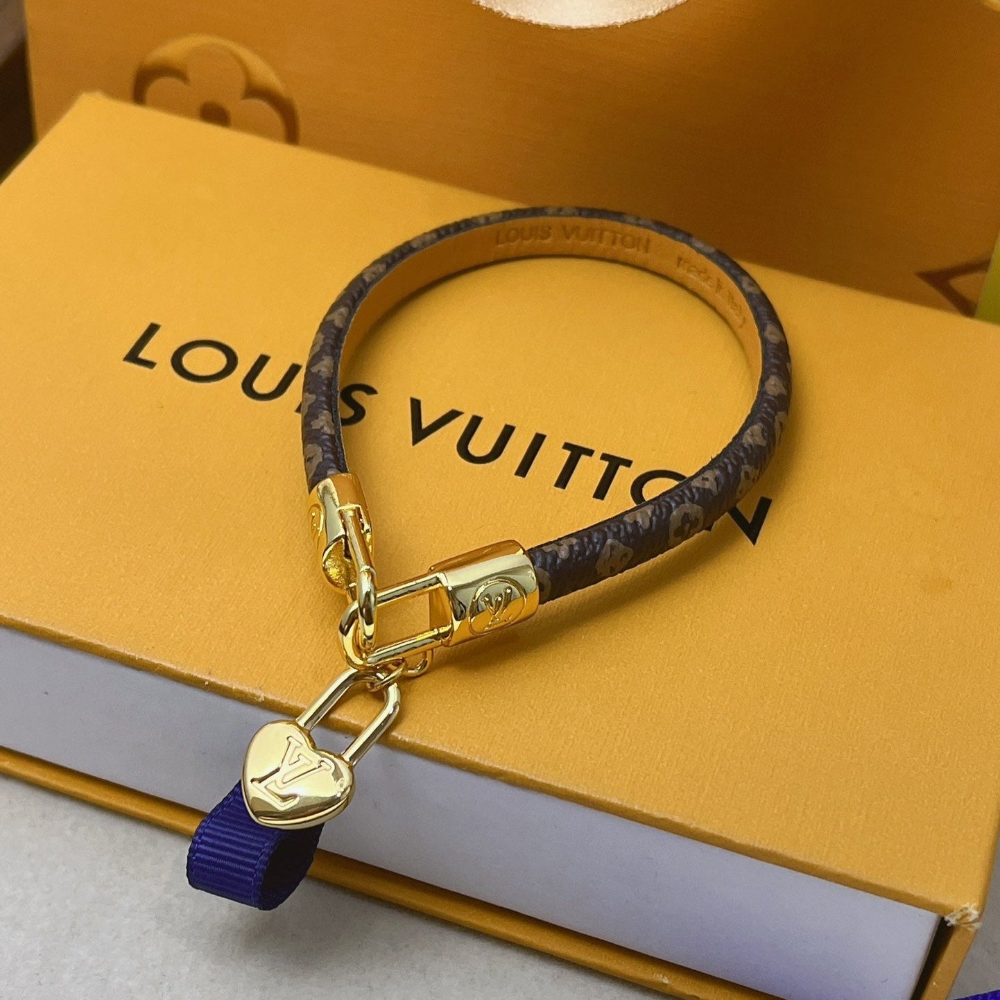 Fashion heart pendant leather bracelet