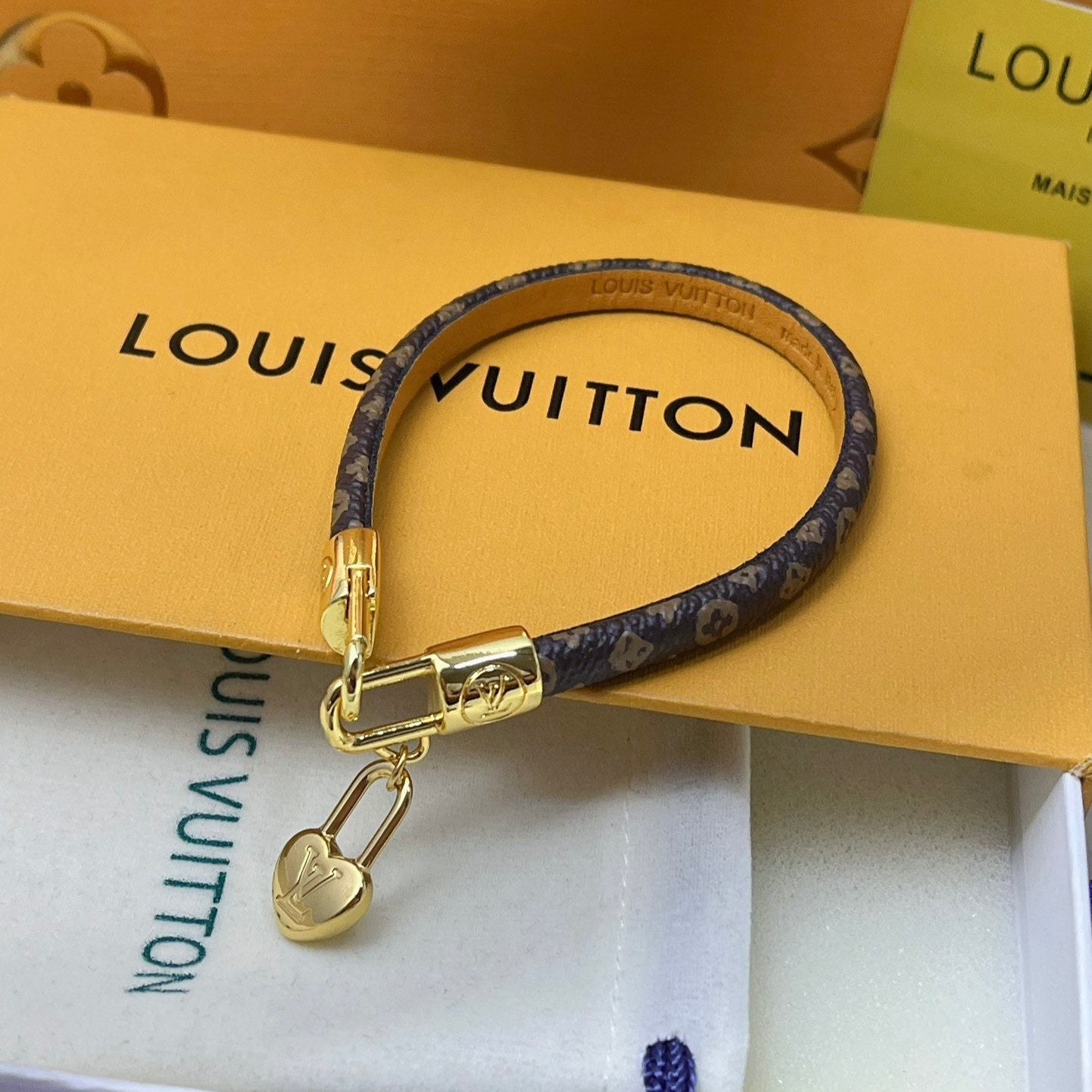 Fashion heart pendant leather bracelet