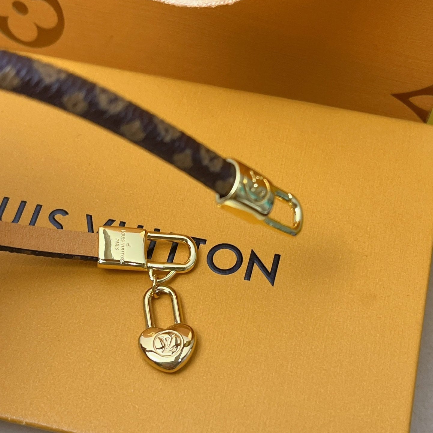 Fashion heart pendant leather bracelet
