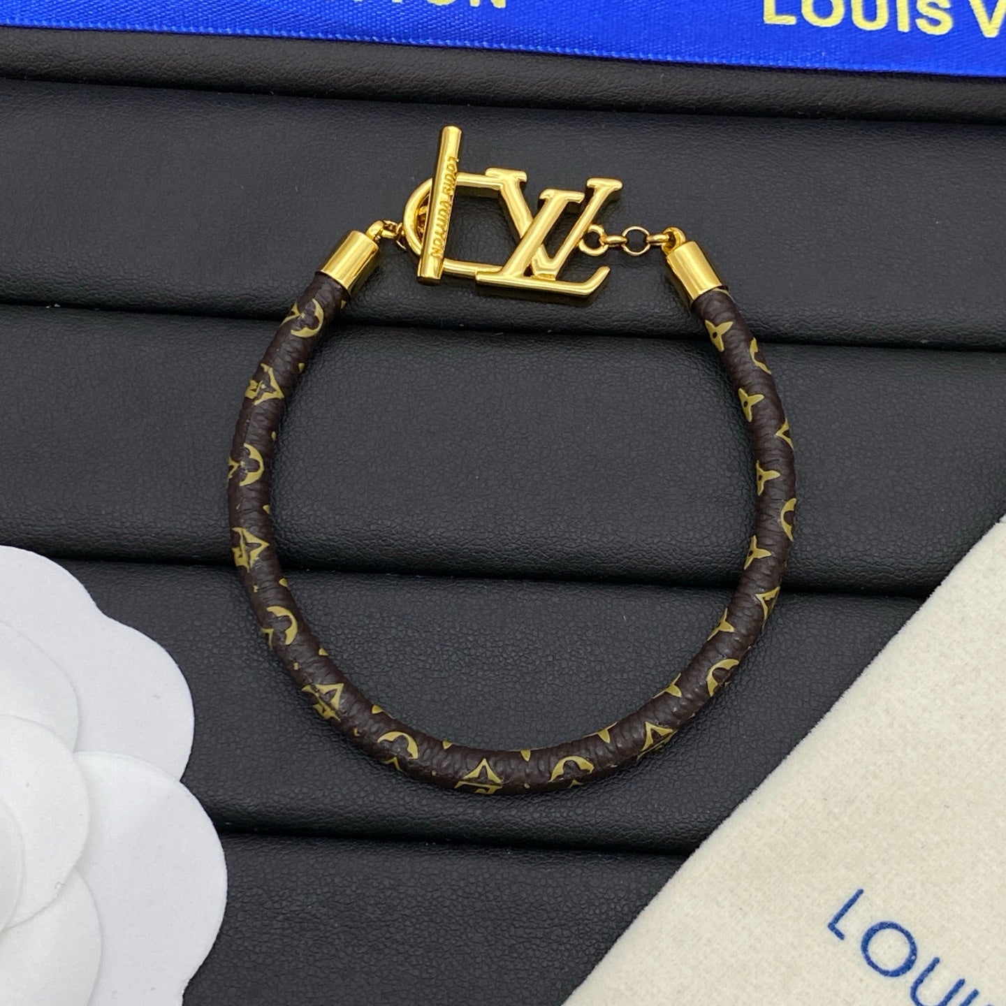 Fashionable leather metal buckle bracelet