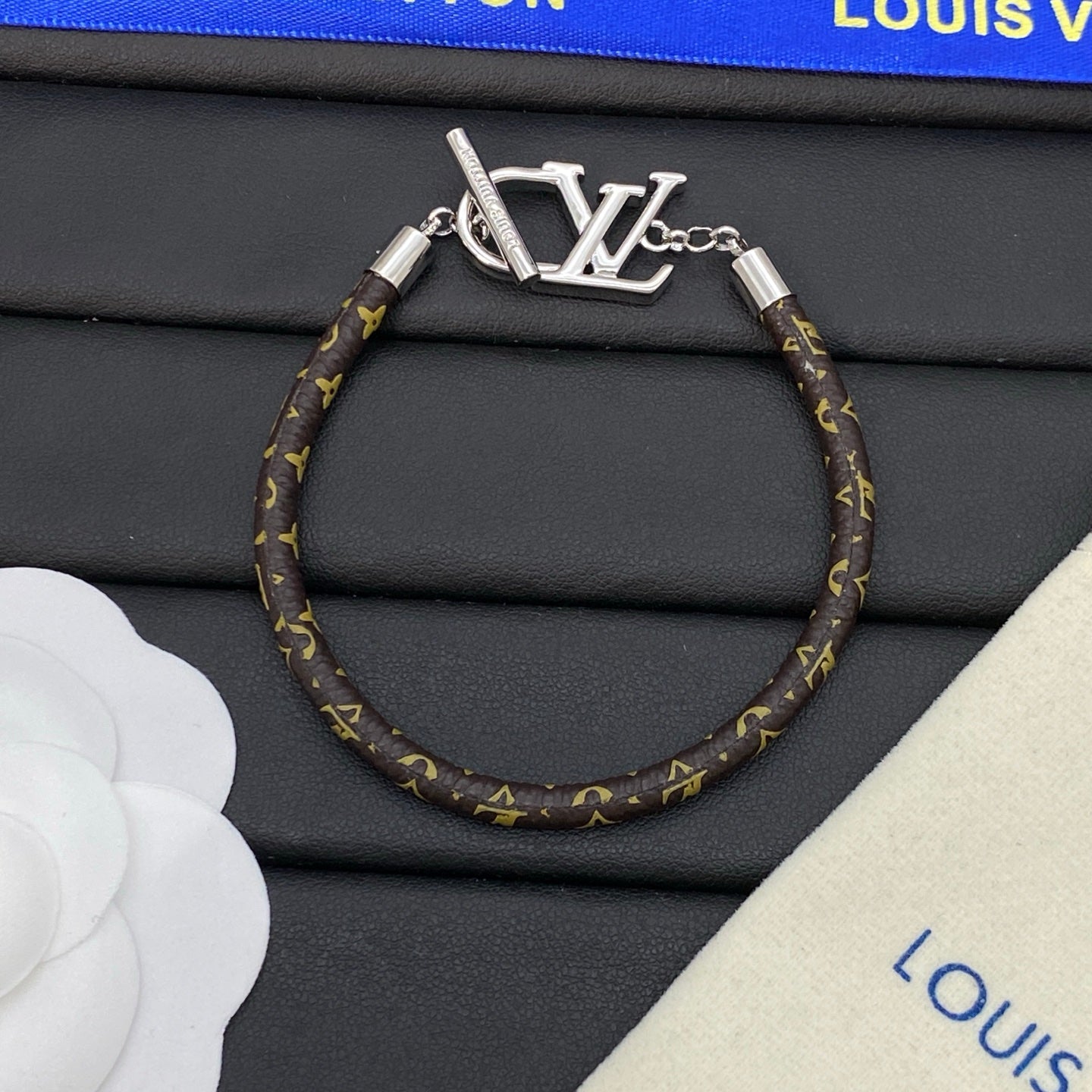 Fashionable leather metal buckle bracelet