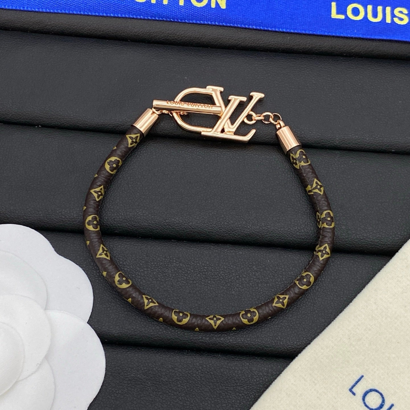 Fashionable leather metal buckle bracelet