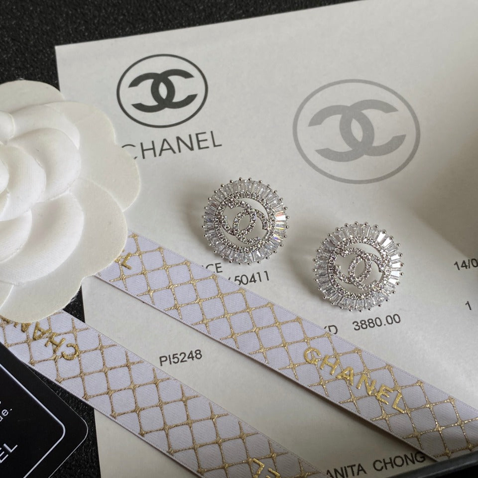 Fashionable round diamond earrings