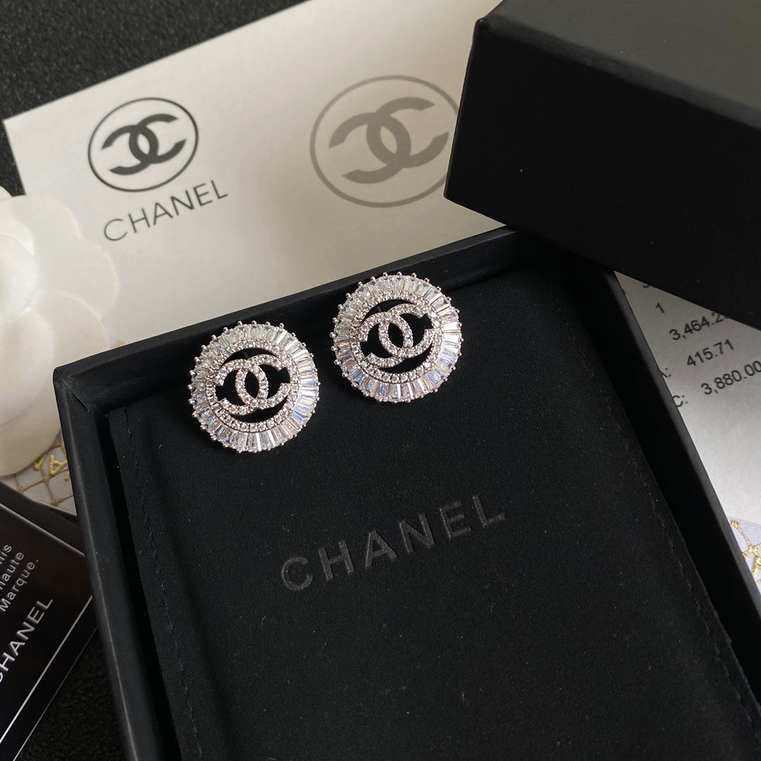 Fashionable round diamond earrings
