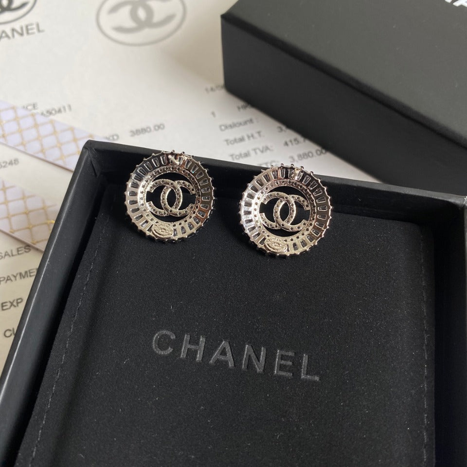 Fashionable round diamond earrings