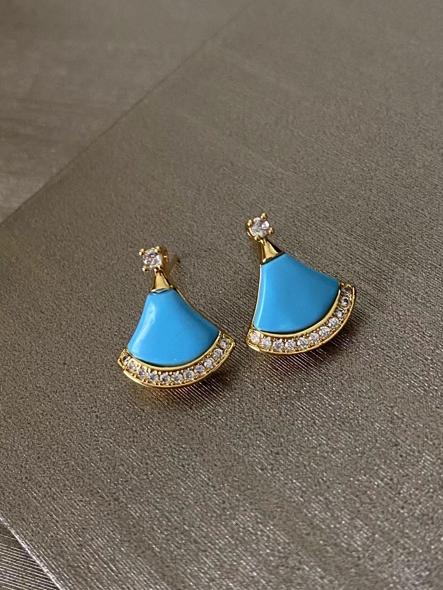 Classic fan-shaped small earrings