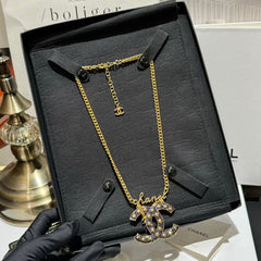 Fashionable gold star pendant necklace