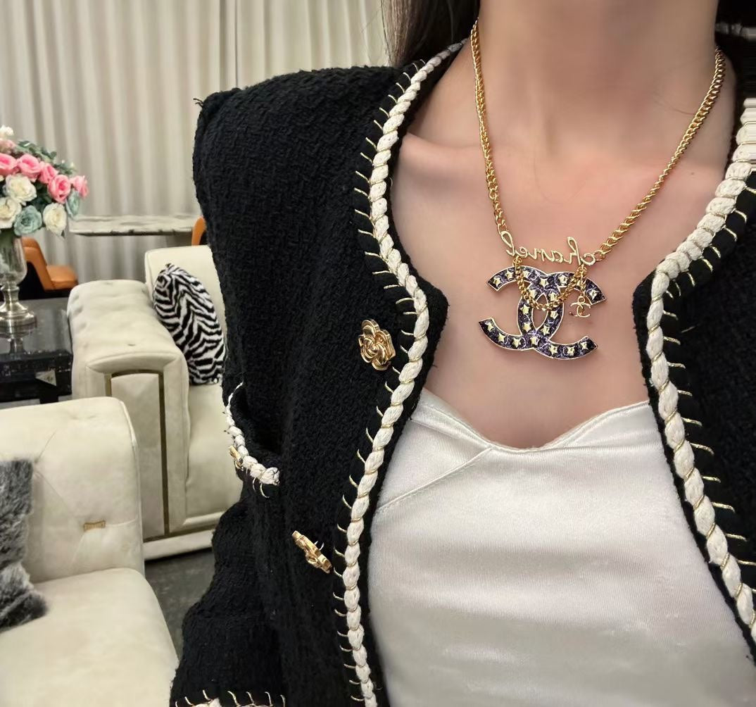 Fashionable gold star pendant necklace