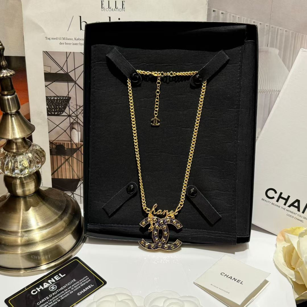 Fashionable gold star pendant necklace