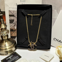 Fashionable gold star pendant necklace