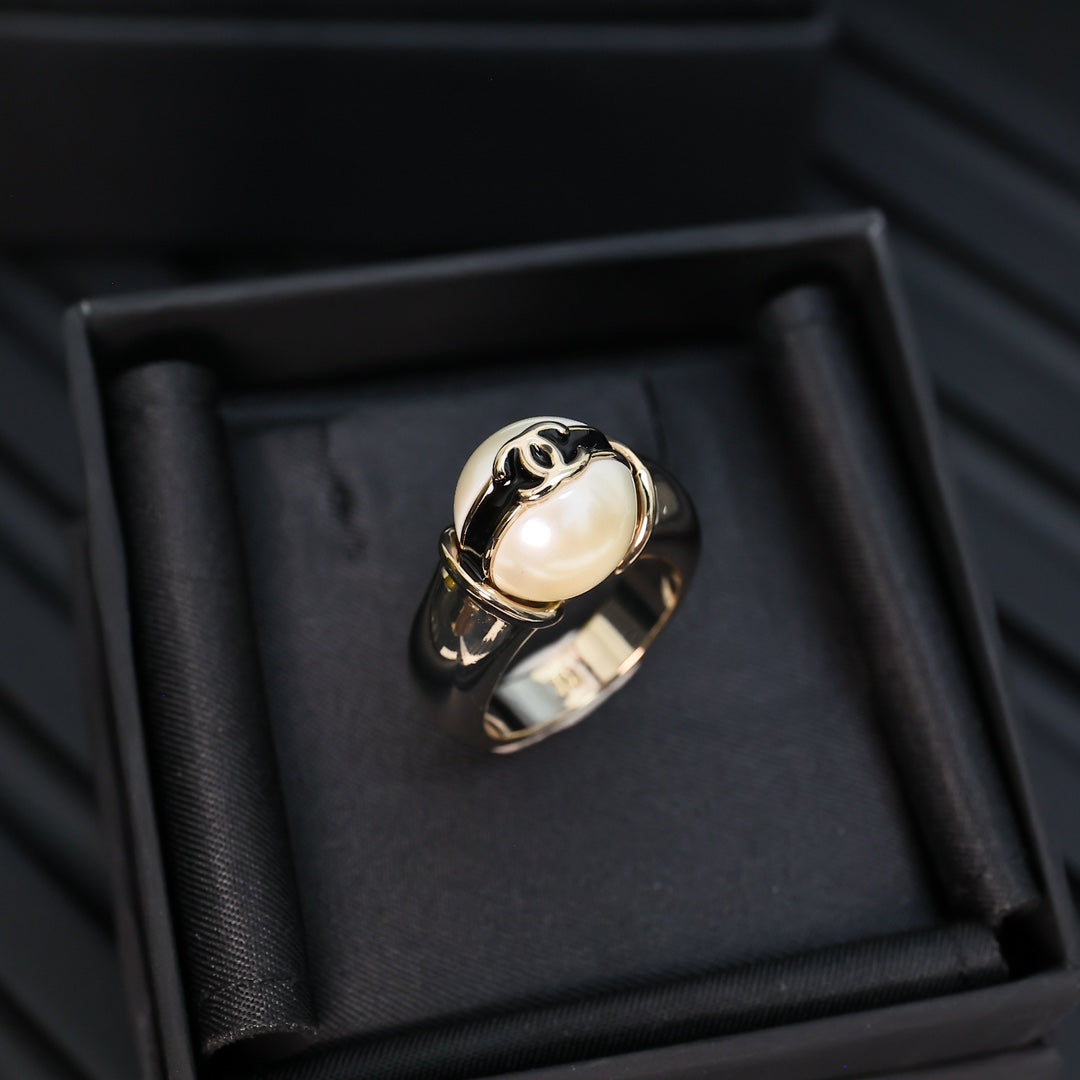Panda-colored Pearl Ring