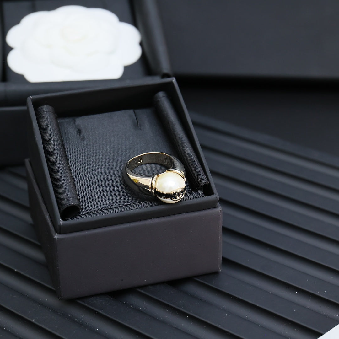 Panda-colored Pearl Ring