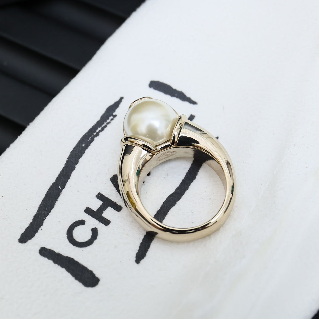 Panda-colored Pearl Ring